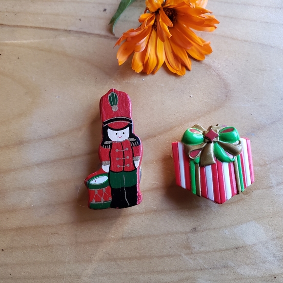 Retro Celluloid and Wood Novelty Christmas Button Covers - Picture 2 of 3